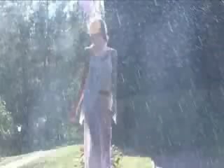 褐发女郎 跳舞 在 该 花园