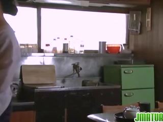 Японська дозріває: японська grown enchantress з її молодий худенька любитель.