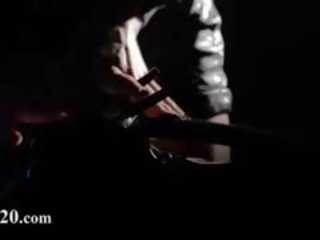 Със завързани очи примадона получава майната от каишка на