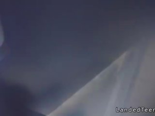 বালিকা hitchhiker কঠিন পরিশ্রম মধ্যে গন পায়খানা