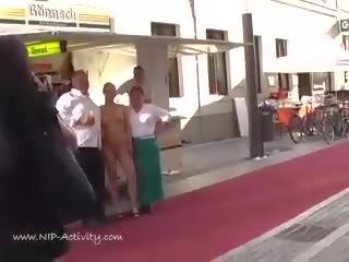 Супер публичен голота с сладъл блондинки