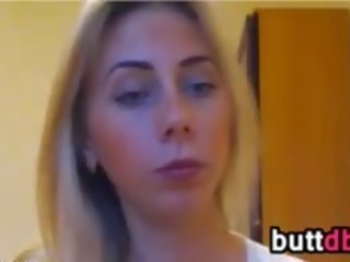 Captivating білявка справи анал з a фалоімітатор