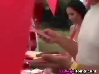 Коледж школярка на відкритому повітрі смокче укол на lovemaking багато вечірка