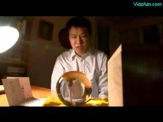 大 布布 孩儿 自慰 有 性高潮 在 前 的 该 镜子 上 该 床