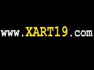 Brunet соло в a ванна кімната