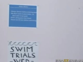 Удивителни блондинки тийн с голям цици preparing към плуване