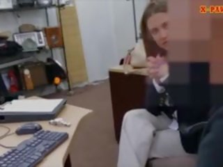 Krūtainas bizness jauns sieviete sasitu līdz pawnkeeper