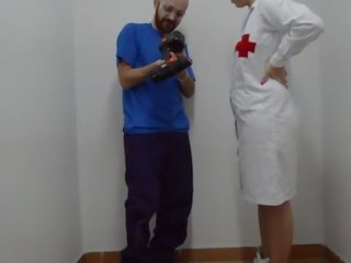 Медсестра справи перший aid на дзьоб