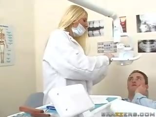 Glorious тийн голям бюст блондинки dentist видеоклипове тя бомби към а пациент