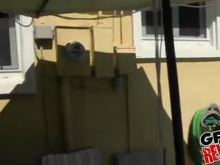 Любитель з a rip в її брюки