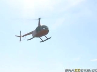 Два грудаста білявка нечупари отримує concupiscent і смокче великий хуй