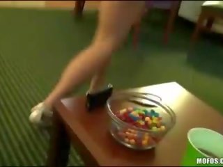 二 女孩 taped 而 他们 得到 舔