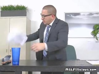 Grown-up секретарка дані йенсен отримує лизнув по бос