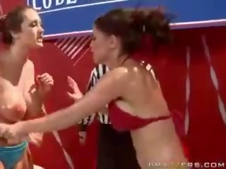 Sweaty брюнетка чортихи в bikinies має tremendous лесбіянка битва кішечок