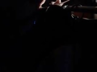 Със завързани очи мадама получава полово от каишка на