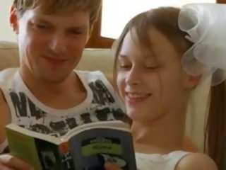 Грудаста підліток coitus на в parents диван