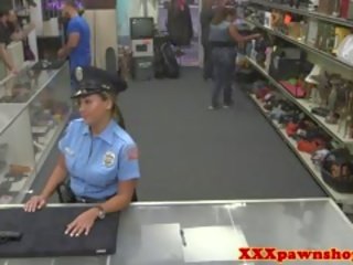 Реальний pawnshop порно з bigass поліцейський в уніформа