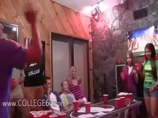 Коледж груповуха люблячий на в вечірка
