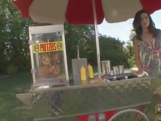 Аматьори удивителни пленителен брюнетка enchantress selling pretzels в на parck