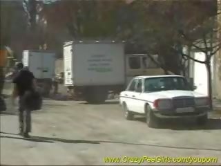 Голям бюст млад жена pees на открито