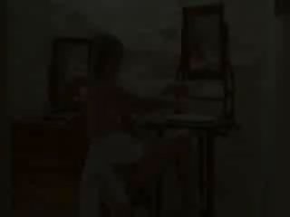 Longhaired 蒂尼 同 诱人的 胸部