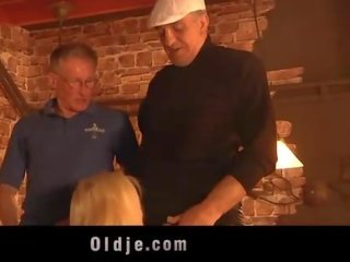 Oldmen имам skilfull трясък с а надуваема кукла блондинки