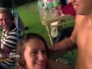 তরুণ পরিণত উপর দম্পতি havingsex মধ্যে ঘরের বাইরে