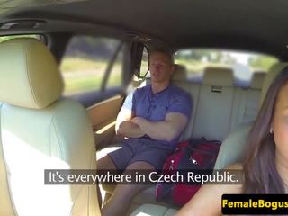 Європейська cabbie смокче заднє сидіння passenger