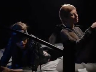 З зав’язаними очима модель отримує ебать по ремінець на