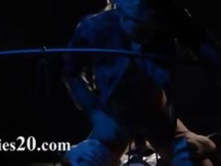 З зав’язаними очима seductress отримує ебать по ремінець на