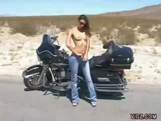褐髮女郎 娃娃 小雞 harley davidson bike