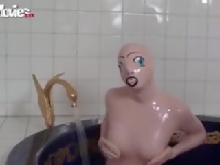 Tanja приймає a ванна в її латекс для дорослих фільм лялька костюм