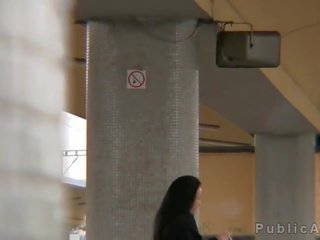 Брюнетка отримує трахкав в підвал з потяг станція