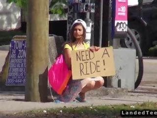 বালিকা hitchhiker হ বিশাল manhood ঘরের বাইরে পভ