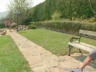 সিন্ডি আশা জমিদারি footsie মজা ঘরের বাইরে