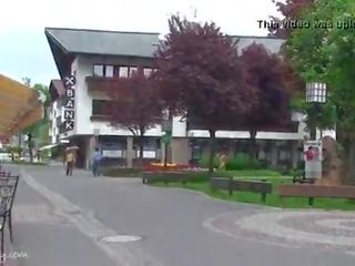 Тийн предавания тя нудисти тяло на а публичен улица