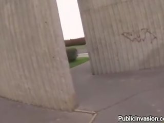 Білявка молодий жінка мінет n doggied в публічний