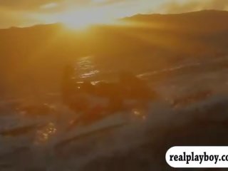 Badass дівчинки в з оголеними грудьми learned jetski і had веселощі в a вечірка