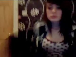 Підліток cambate вижимання її титьки на її потік