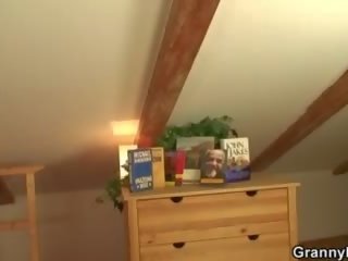Книжен червей ескорт получава тя дебели стар грабване изкован