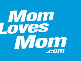 অগ্রজ শৌখিন হয় moms ব্যবহার ডবল sided ডিলদো