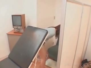 Азиатки пациент влагалище opened с рефлектор при на доктор