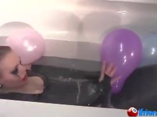 Латекс одягнений mademoiselle з повітряні кулі в a ванна