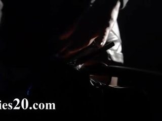 Със завързани очи модел получава майната от каишка на