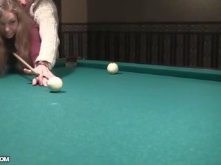Полово възбуден сервитьорка при billiards получава гол и духане