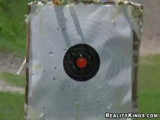 射击 枪炮 可以 是 一 辉煌 经验. 我 took evah 到 该 枪 范围 和 教 她的 该 ins 和 outs 的 handguns. 她 是