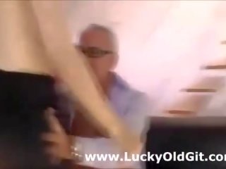 Старший британка bloke трахає привабливий sweetheart в панчохи