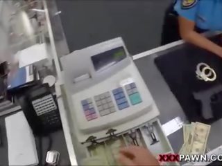 Грудаста латинка поліцейський отримує прицвяхований для гроші