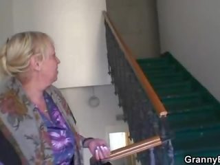 Грудаста старий бабуся picked вгору по молодий жеребець