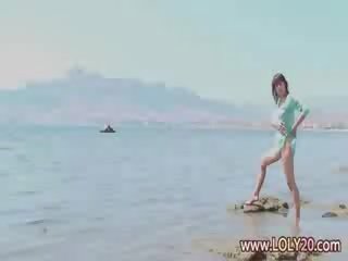 裸 damsel 在 该 pond